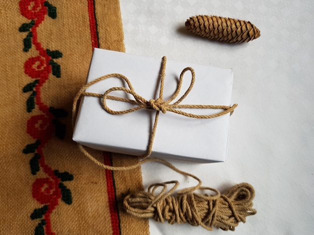 Вышитые подарки в коробке